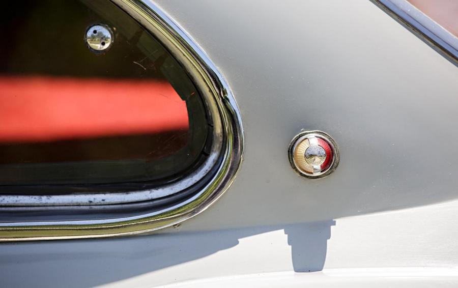 Детали экстерьера Chrysler Special 1953 года  (фото 16 из 46)